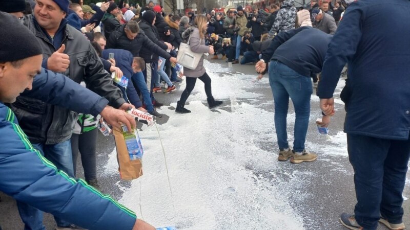 Proizvođači mleka protestovali ispred Ministarstva poljoprivrede Srbije