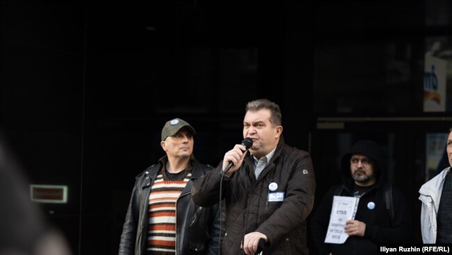 Председател на Сдружение БОЕЦ Георги Георгиев говори пред събралите се хора на протеста срещу цензурата във Фейсбук