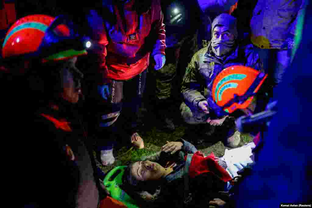 Спасатели из Дании, прибывшие на помощь пострадавшим, 8 февраля извлекли из-под завалов женщину в турецкой провинции Хатай на юге страны, где они продолжают свою работу. &nbsp;