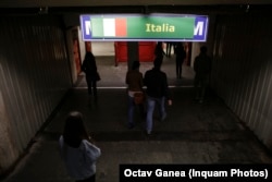 Peste 1 milion de români locuiesc în Italia, în special în zonele din nord și centru. Este țara cu cea mai mare comunitate românească de emigranți.