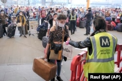 Muncitori români, la unul din controalele de dinaintea decolării spre Germania, la cules de sparanghel, pe aeroportul Cluj, în aprilie 2020. Mii de oameni au plecat în decurs de câteva zile la munci agricole, în timpul stării de urgență cauzată de pandemia de Covid 19.