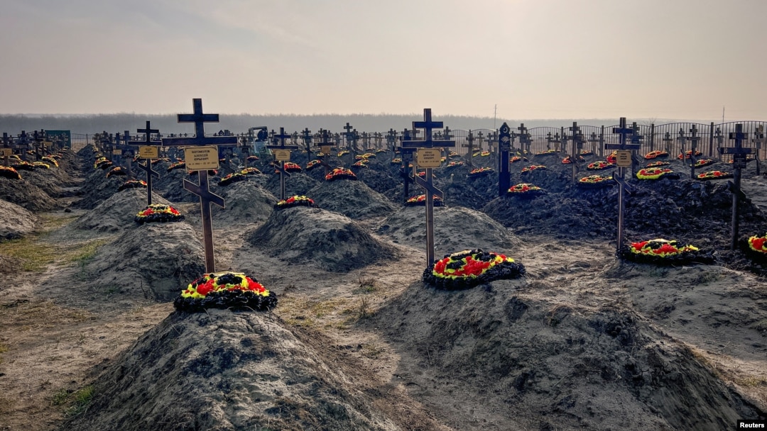 Fondatorului grupului Wagner, Evgheni Prigojin, a fost filmat la cimitirul unde sunt îngropați luptătorii lui și aș CNN a putut compara imaginile din luni diferite, care arată că numărul de morminte a crescut. 