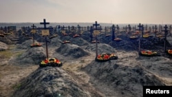 Mormintele mercenarilor Wagner într-un cimitir din apropierea satului Bakinskaia din regiunea Krasnodar. (foto de arhivă)