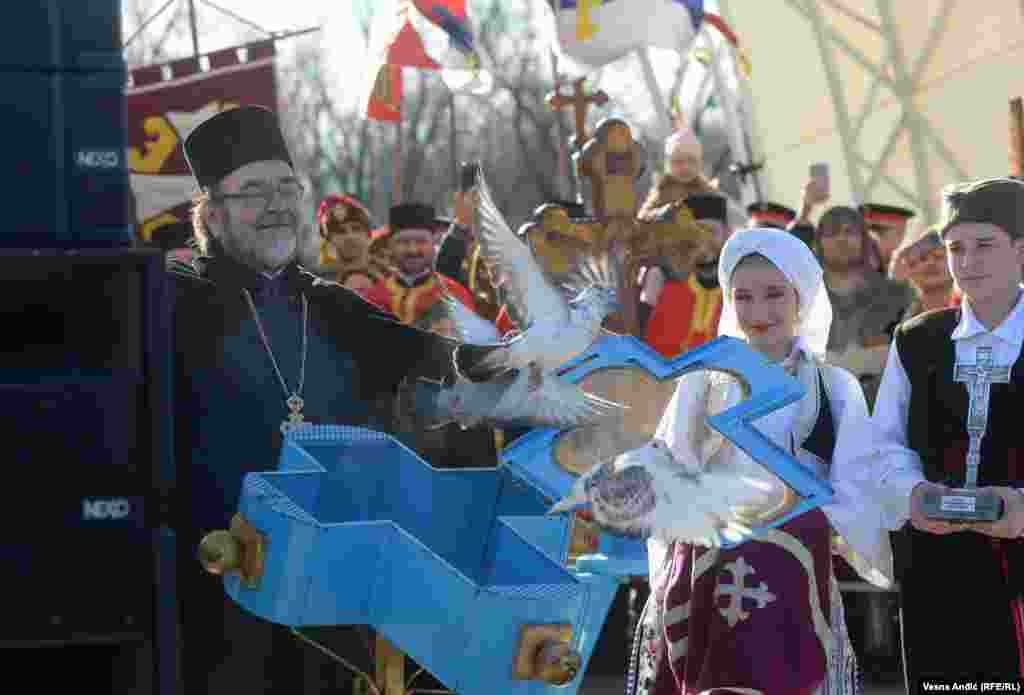 На честь великого християнського свята Богоявлення відбувається традиційний заплив за Святий Хрест в Белграді, Сербія, 19 січня 2023 року. На фото: віряни випускають на волю голубів під час церемонії святкування