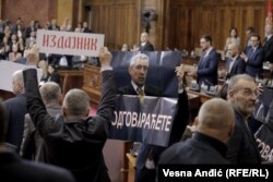 Poslanici opozicione Narodne stranke dočekali su predsednika Srbije Aleksandra Vučića transparentom optužujući ga da je izdajnik.
