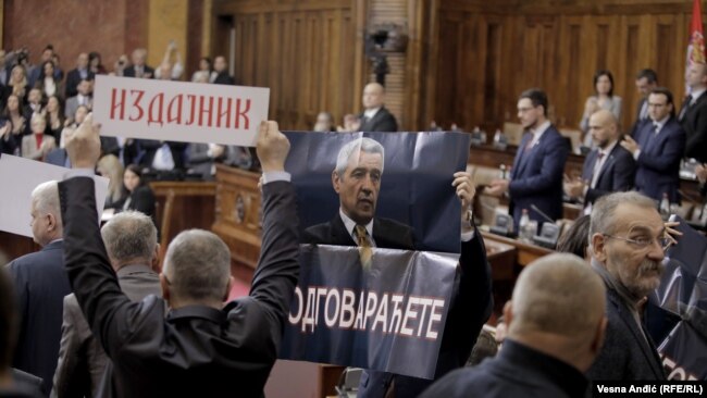 Opozita serbe mbajti pankarta me fotografinë e politikanit të vrarë serb, Oliver Ivanoviq, me mbishkrimin “Do të përgjigjesh” si dhe “Vuçiq e tradhtove Kosovën”.