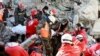 Membri ai Crucii Roșii libaneze transportă o victimă recuperată dintre dărâmăturile unei clădiri prăbușite în orașul Jableh, în provincia Latakia, la nord-vest de capitala Damasc, la 9 februarie 2023