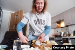 Бачуринская нарезает сыр в своём фермерском доме в Польше