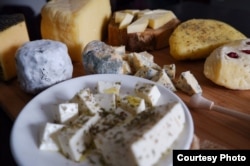 Разные сорта сыра, которые изготавливает чета из Беларуси