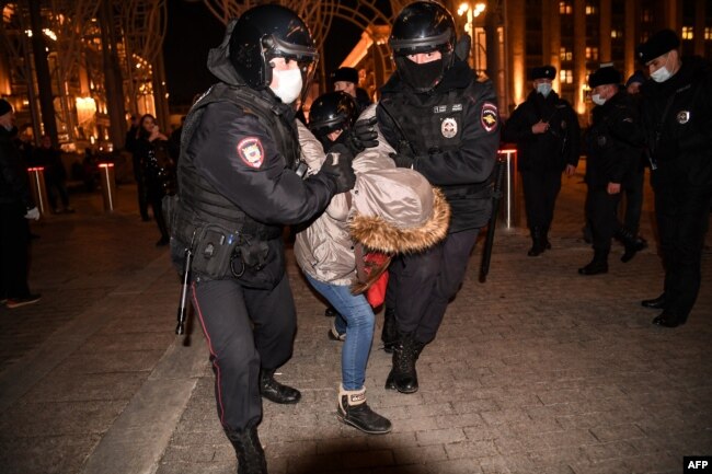 Задержание на антивоенных протестах. Москва, 3 марта 2022 года