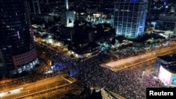 Manifestanții au ieșit în stradă de teamă că modificările aduse legilor justiției de guvernul Netanyahu vor pune Israelul pe o cale de regres democratic, similar cu cel înregistrat în Ungaria, Polonia și Turcia.