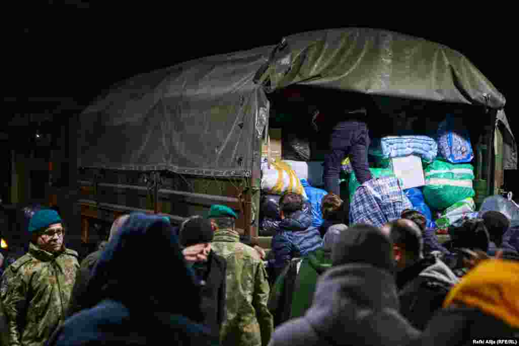 Ngarkimi i kamionit me ndihma. Qytetarëve u&nbsp;është bërë thirrje të mos grumbullojnë më ndihma humanitare, derisa ky kontingjent të arrijë në zonat e prekura nga tërmeti.