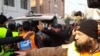 د پېښور په يو جومات کې تر بمي چاودنې وروسته مړي او ژوبل انتقالېږي ـ انځور له ارشيفه