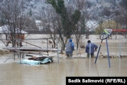 Poplavljeno dječije igralište na obali Drine kod Bratunca, na istoku BiH