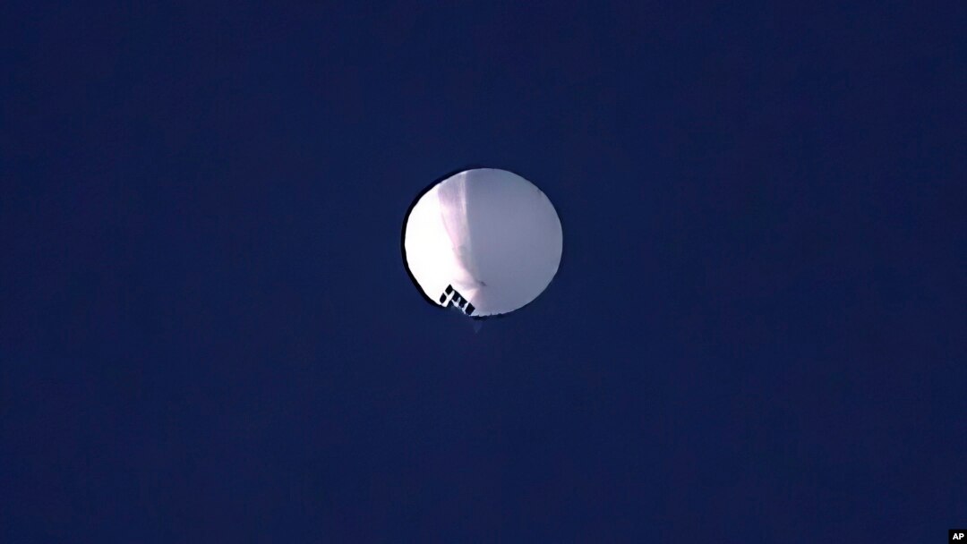 Balonul, care plutește la mare altitudine, a fost fotografiat deasupra orașului Billings, Montana, pe 1 februarie 2023.