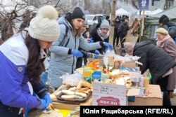 Містяни організували харчування постраждалих і учасників рятувально-пошукової операції. Біля місця влучення російської ракети. Дніпро, 17 січня 2023 року