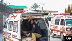 امبولانس ها در محل انفجار رسیده تا زخمی های حمله انتحاری امروز در پشاور را انتقال دهند