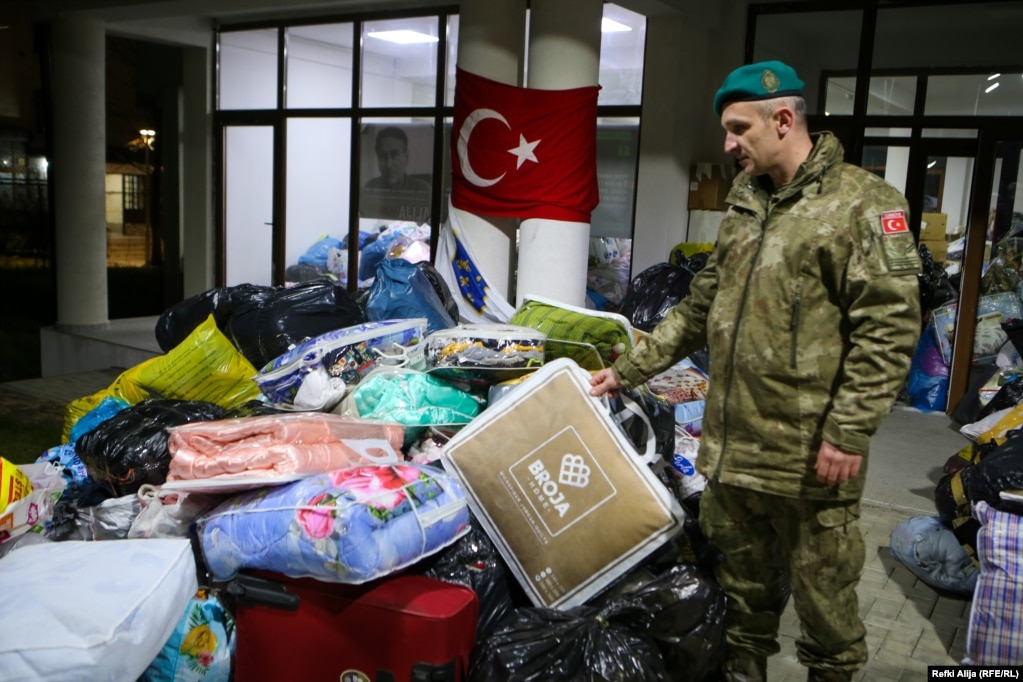 Një ushtarak turk duke i shikuar ndihmat e grumbulluara. Presidenti i Turqisë, Recep Tayyp Erdogan, e ka quajtur tërmetin “fatkeqësia e shekullit”.