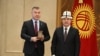 Управделами президента Каныбек Туманбаев получает награду от главы государства Садыра Жапарова. 