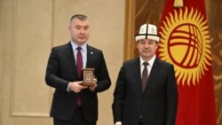 Управделами президента Каныбек Туманбаев получает награду от главы государства Садыра Жапарова. 