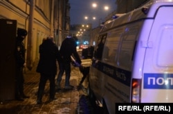 Сотрудники полиции выносят работы Елены Осиповой