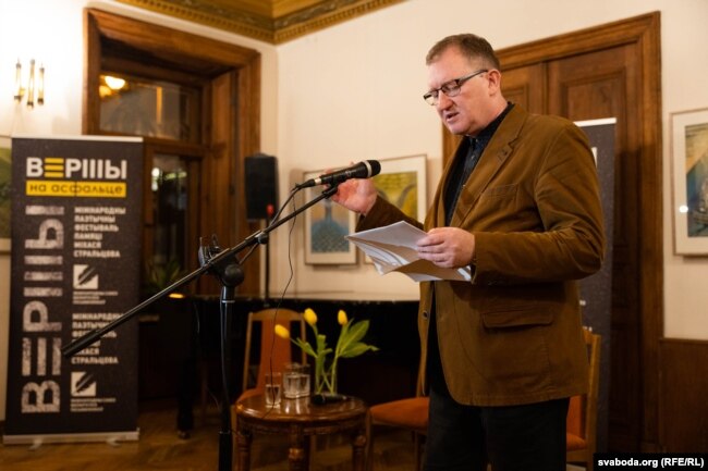 Il poeta Andrei Stepanyuk all'apertura del festival Straltsov.  Vilnius, Lituania, 10 febbraio 2023