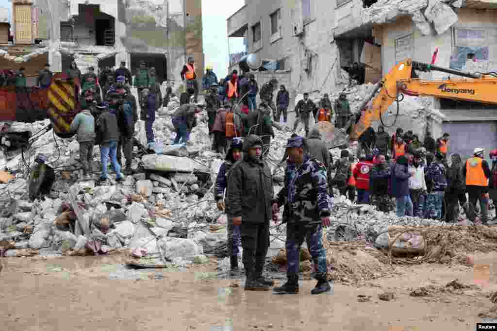 Salvatorii caută supraviețuitori pe locul unei clădiri prăbușite, în urma unui cutremur, în Hama, Siria, 6 februarie 2023. REUTERS/Yamam al Shaar