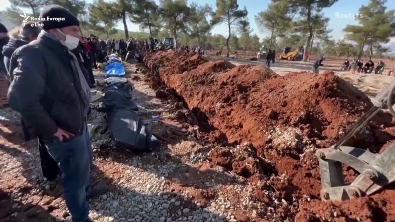 Të mbijetuarit varrosin viktimat e tërmeteve në Turqi