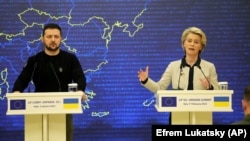 Ukrainian President Volodymyr Zelenskiy (left) and European Commission President Ursula von der Leyen (file photo)