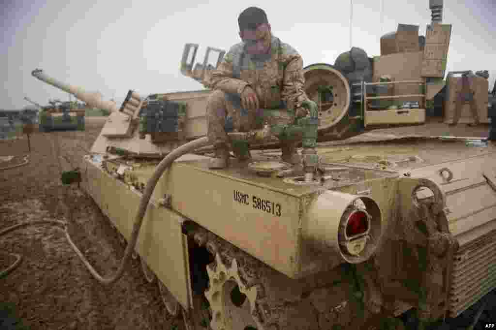 Egy amerikai tengerészgyalogos feltölti M1 Abrams harckocsiját az afganisztáni Helmand tartományban 2011. február 2-án. A jelenlegi M1A2 Abrams aszfaltozott úton 72 km/h, terepen 48 km/h végsebességre képes. A motor többféle üzemanyagot használhat, beleértve a sugárhajtóművet, a benzint, a dízelüzemanyagot és a tengeri dízelüzemanyagot