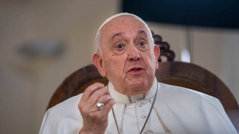 Homoseksualnost nije zločin, poručio papa Franjo