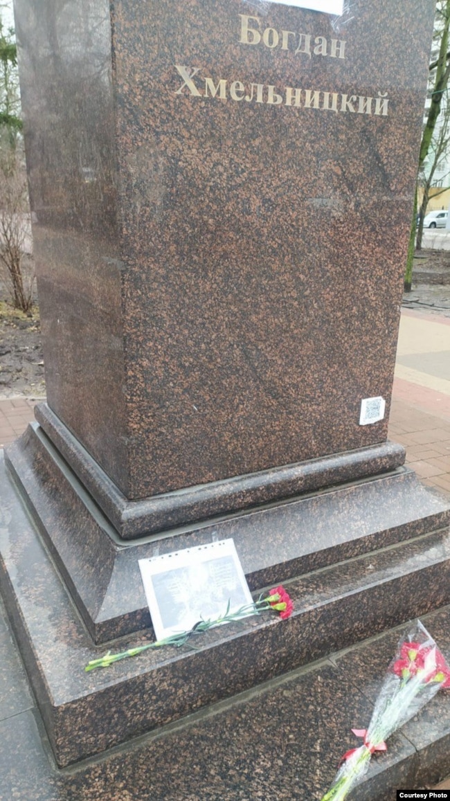 Lule janë vendosur në një monument të Belgorodit të komandantit ushtarak ukrainas të shekullit të 17-të, Bohdan Khmelnytskiy.