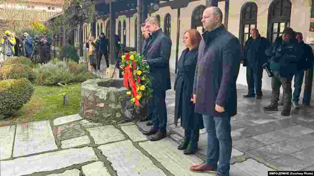 Kryetari i partisë opozitare, VMRO-DPMNE-së, Hristijan Mickoski, me një delegacion partiak te varri i Dellçevit.