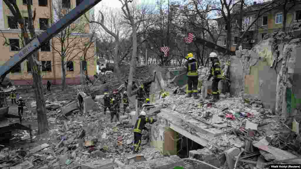 Рятувальники на місці влучення російської ракети в житловий будинок у Краматорську, 2 лютого 2023 року&nbsp;