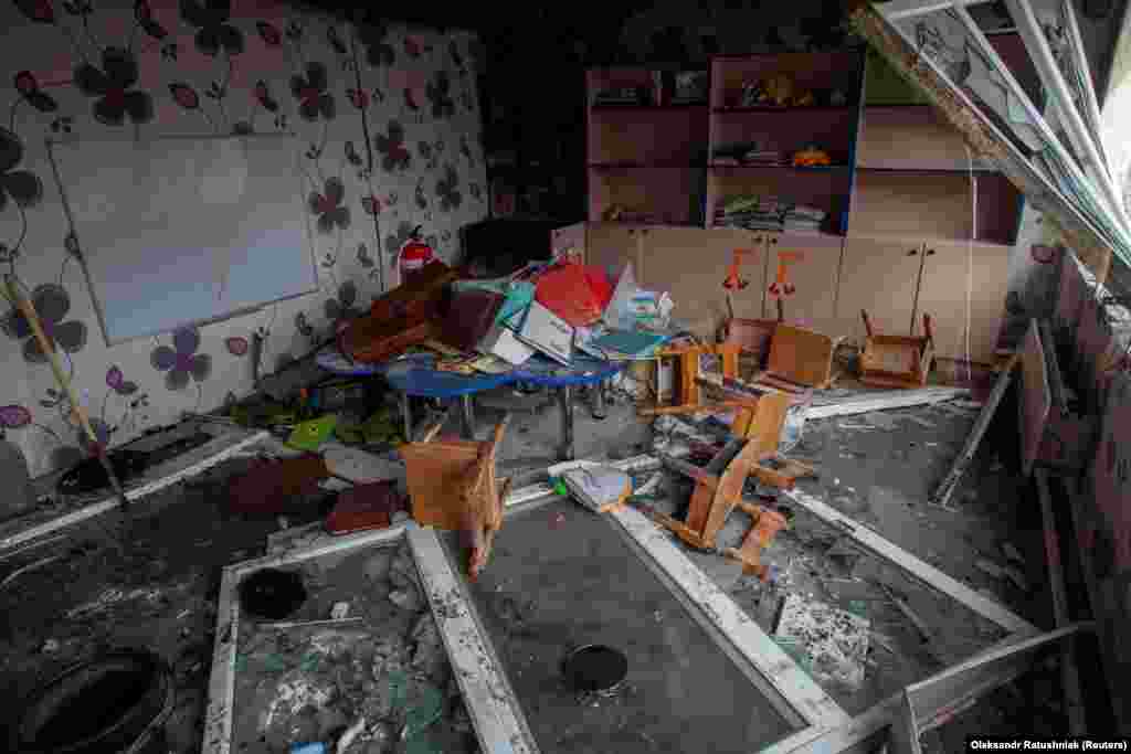 Pamje nga brenda e njërës prej dhomave të një kopshti fëmijësh të dëmtuar nga një sulm me raketa ruse në Kramatorsk, Ukrainë.