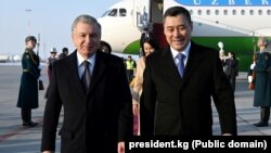 Özbegistanyň prezidenti Şawkat Mirziýoýewi gyrgyz prezidenti Sadyr Žaparow Manas howa menzilinde garşy aldy.