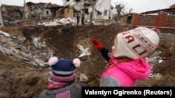 Дети и последствия российского обстрела, архивное фото