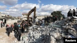 "Zemljotres se dogodio u "zabačenom području, u zoni sukoba, u koju je vrlo teško ući", kaže stručnjak Ilan Kelman. Potraga za preživjelima u gradu Jandarisu koji drže pobunjenici, u Siriji, 7. februara 2023.