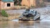Një tank i llojit Leopard 2, i ushtrisë gjermane, duke shtënë gjatë manovrave të NATO-s, në Letoni, më 2021.
