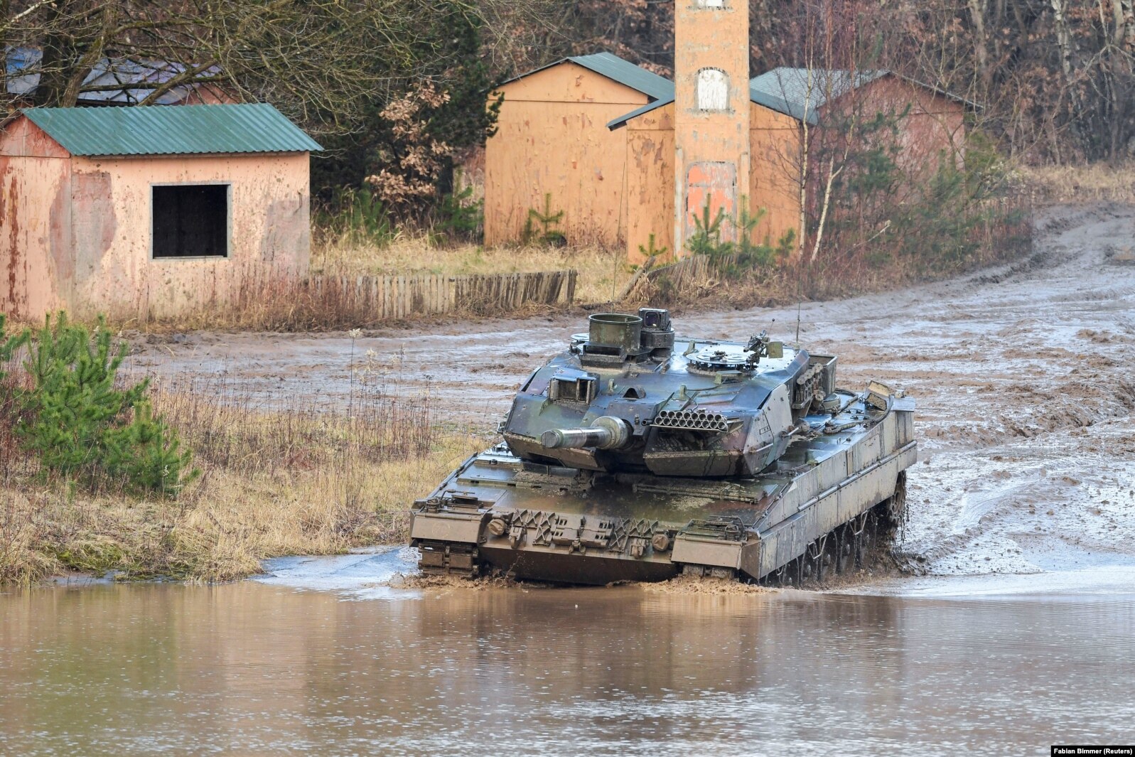 Një tank Leopard gjatë stërvitjeve në bazën ushtarake gjermane në Mynster, më 2022.
