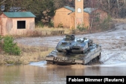 Një tank Leopard gjatë stërvitjeve në bazën ushtarake gjermane në Mynster, më 2022.