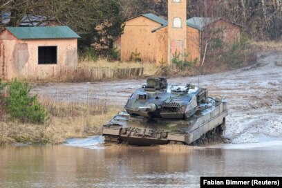 Një tank Leopard gjatë stërvitjeve në bazën ushtarake gjermane në Mynster, më 2022.