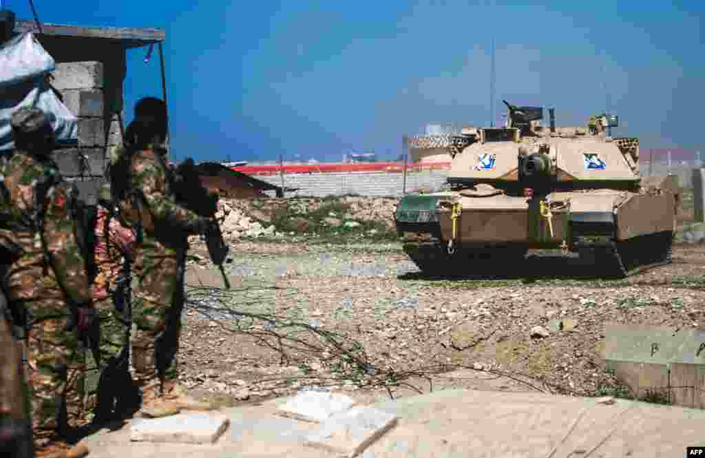 An Iraqi forces&#39; M1 Abrams tank advances toward Mosul, Iraq, during an offensive to retake the area from Islamic State (IS) militants on February 25, 2017. &nbsp;