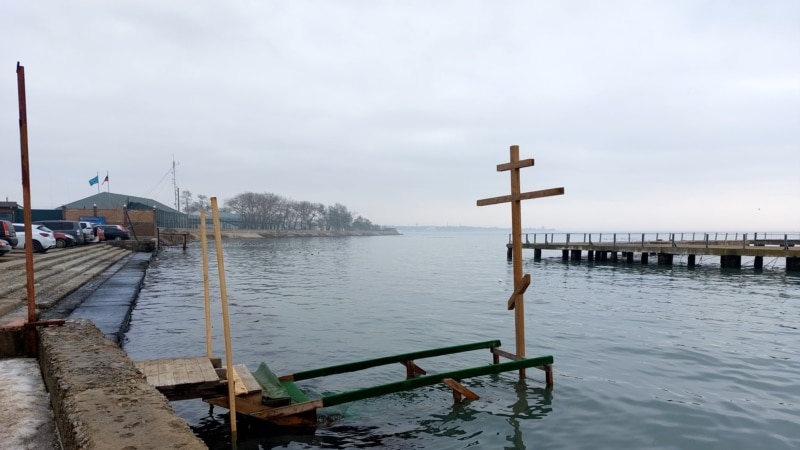 В Керчи устанавливают крещенскую купель с видом на Крымский мост (+фото)
