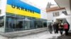 Látogatók állnak sorban az Ukrán Ház előtt Davosban 2023. január 16-án