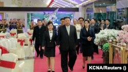 Kim Jong Un u društvu kćerke Ju Ae i supruge Ri Sol Ju na obljetnici osnivanja vojske, 8. veljače 2023.