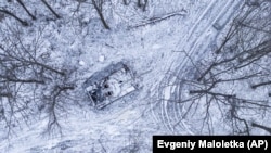 Підбитий російський танк, засипаний снігом, у лісі на Харківщині, 14 січня 2023 року