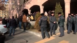 Զոհված ու անհետ կորած զինվորների մի քանի ծնողներ առերեսվում են «Եռաբլուր»-ից իրենց բերման ենթարկած ոստիկանների հետ