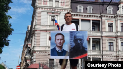 Виктор Санженаков на пикете в поддержку Алексея Навального в Риге