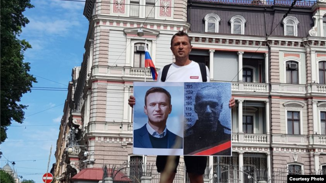 Виктор Санженаков на пикете в поддерку Алексея Навального в Риге
